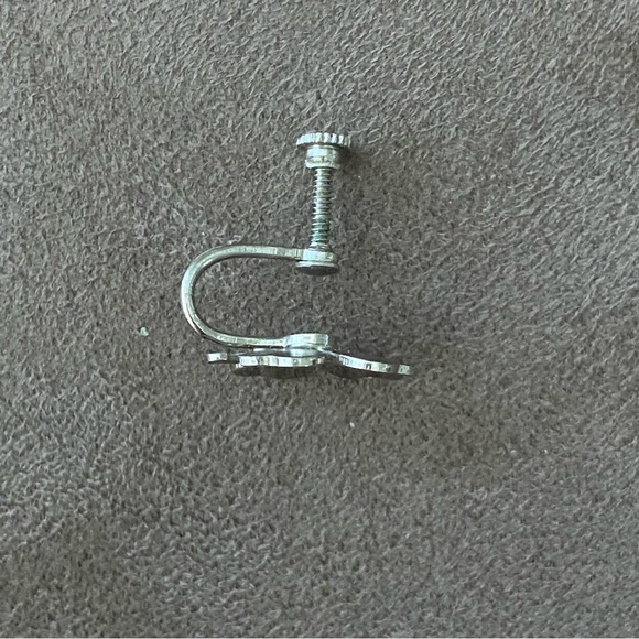 Vintage Four Leaf Clover Screw-on Earrings - Picture 3 of 6